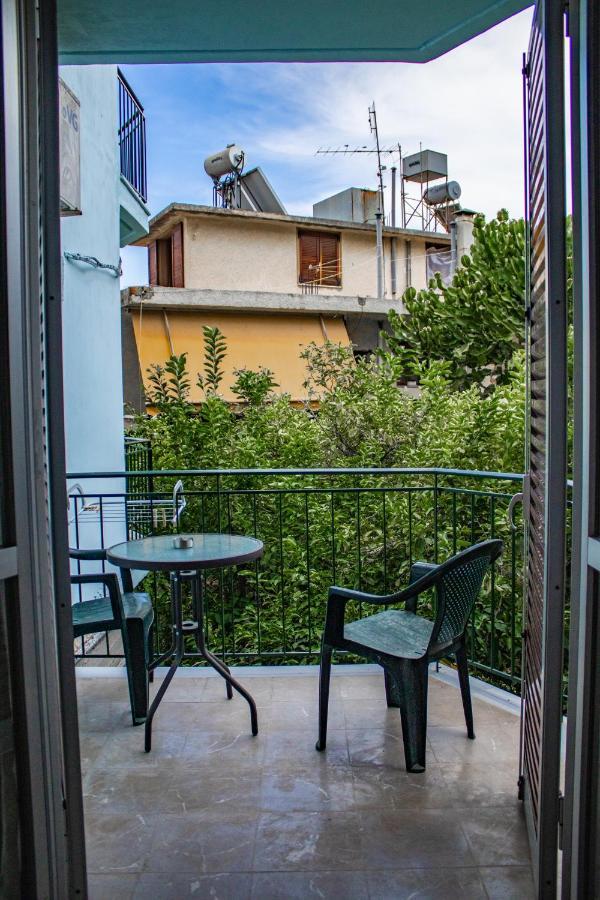 Bob'S Apartments Толон Екстериор снимка